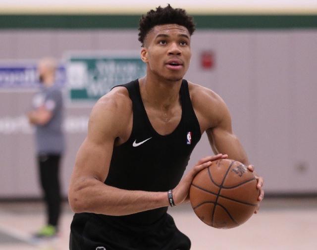 轻声提醒他 轻声提醒他